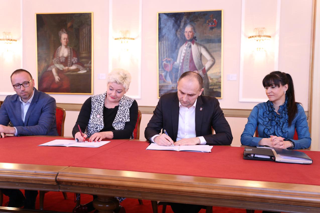 Osječko-baranjska županija prva pomogla nabavu klavira za mlade umjetnike