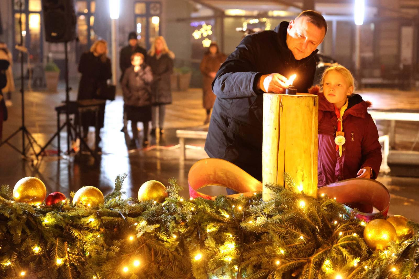 Betlehemskim svjetlom župan Mato Lukić upalio drugu adventsku svijeću u Osijeku