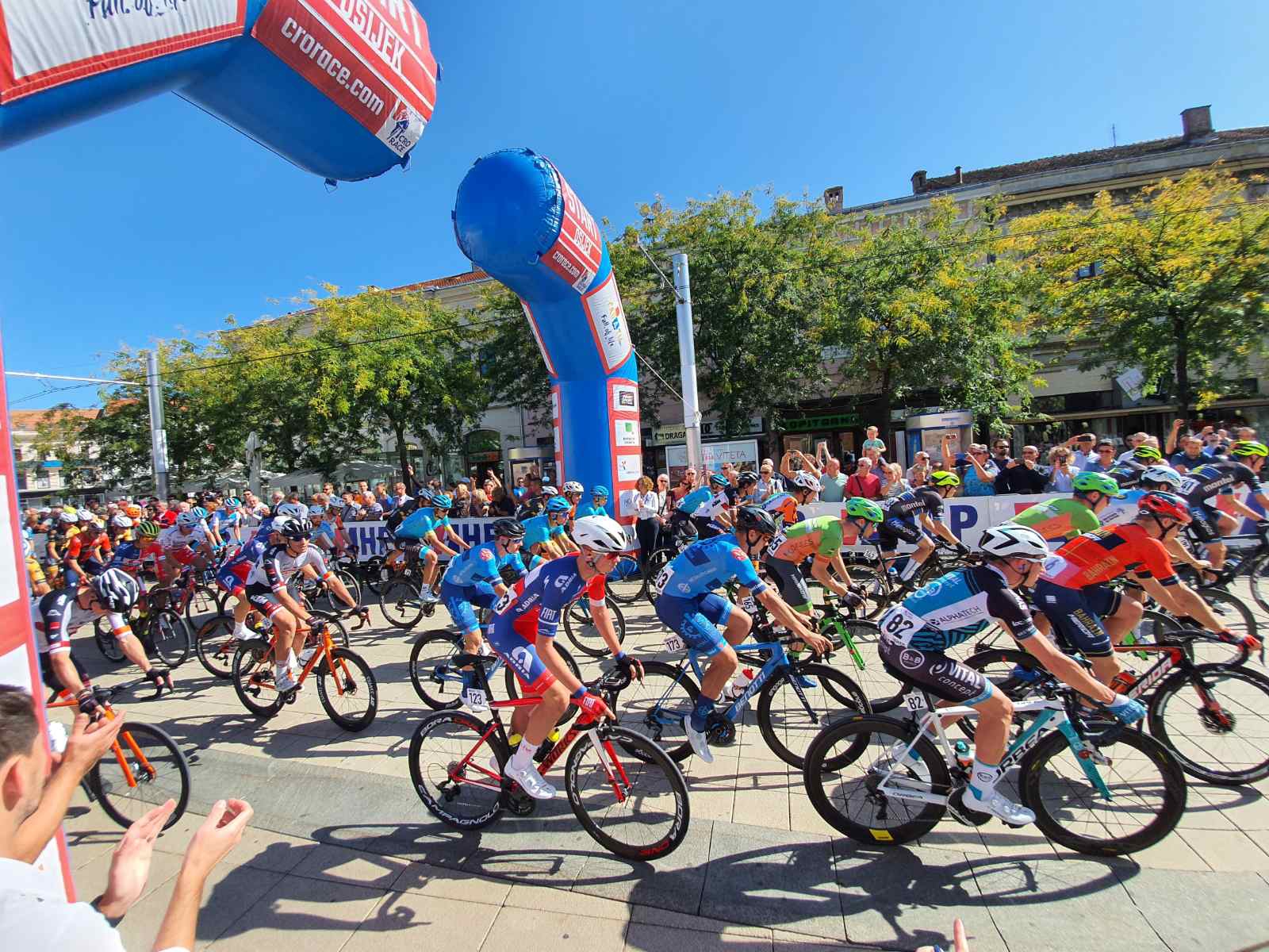 Start CRO Racea ispred osječke konkatedrale