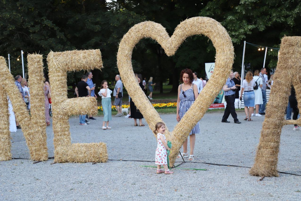 Večer vina i umjetnosti održana u osječkom Perivoju kralja Tomislava