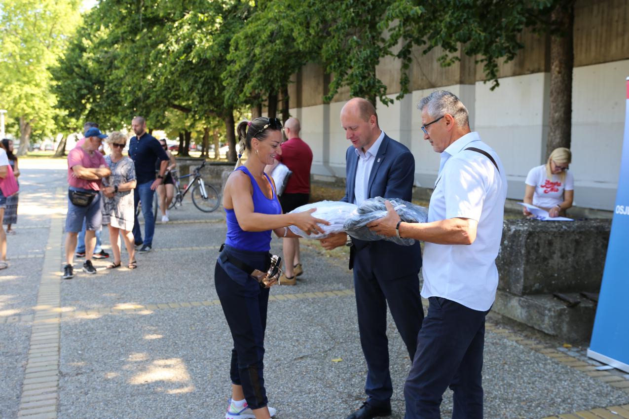 Uručeni kompleti dresova za školska sportska društva