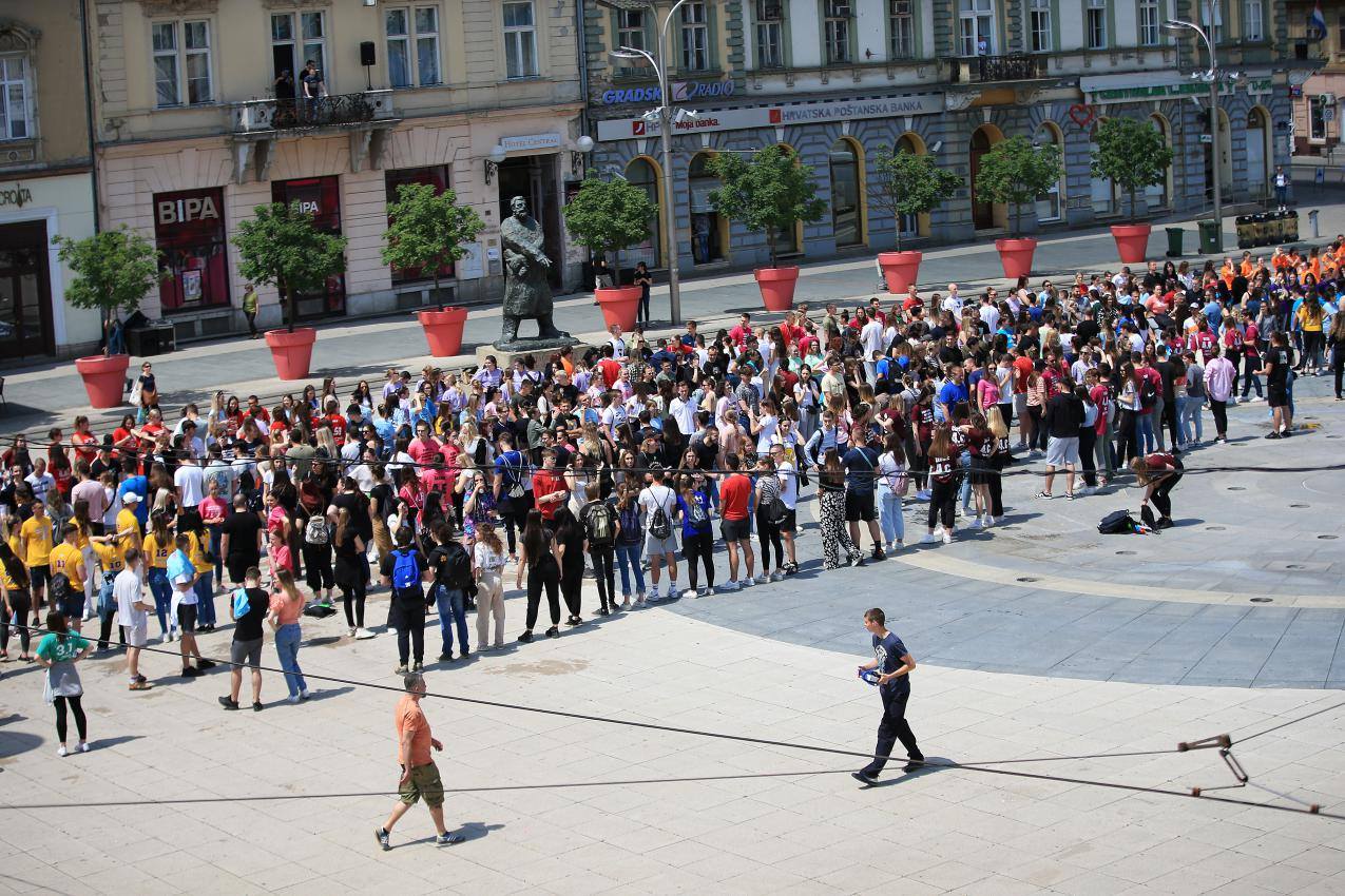 Ispraćaj maturanata uz Quadrillu u petak u podne