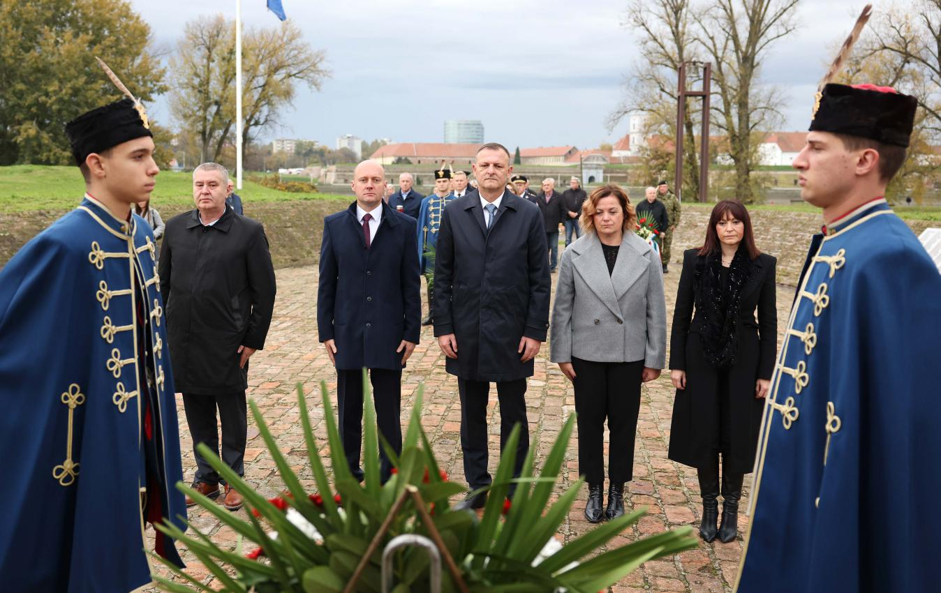 Na Kapelici Kraljice mira položeni vijenci u počast svim žrtvama Domovinskog rata