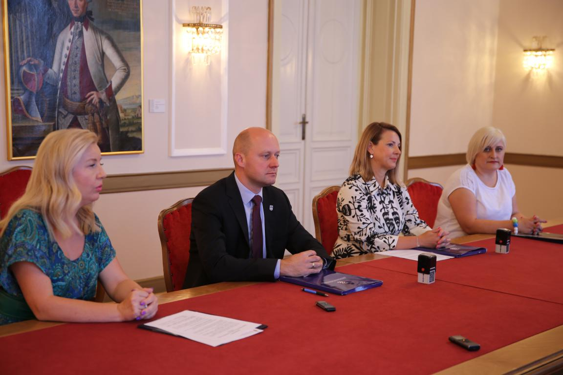 Uručeni ugovori o dodjeli sredstava za prehranu učenika u riziku od siromaštva