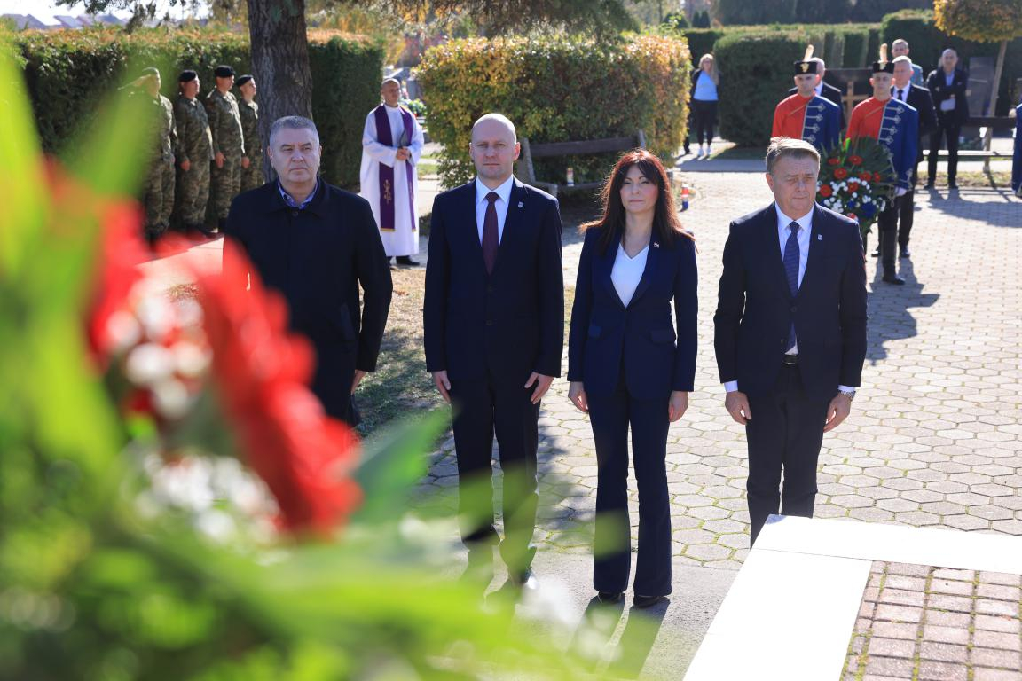 Polaganjem vijenaca i paljenjem svijeća obilježen blagdan Svih svetih