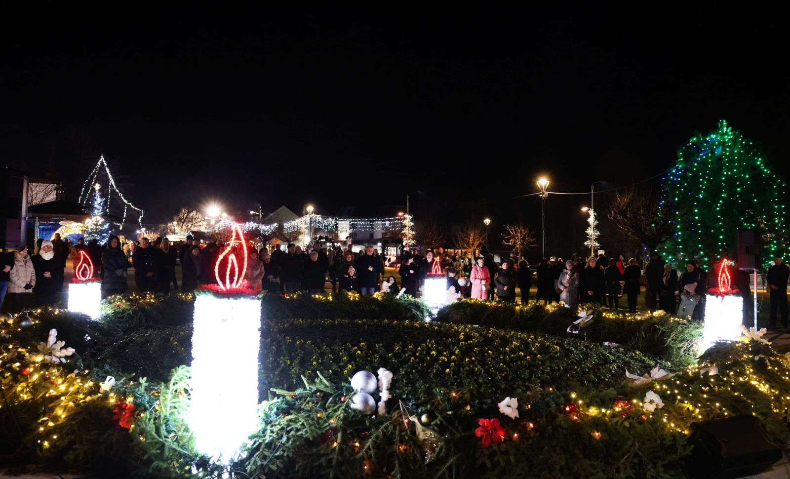 Upaljena četvrta adventska svijeća u Našicama