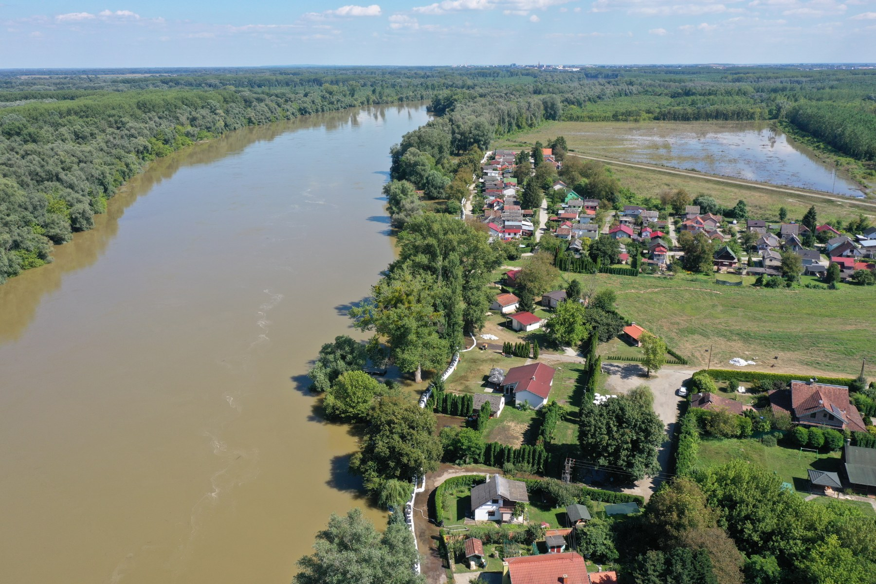 Vrhunac vodenog vala bez većih opasnosti prolazi područjem Osječko-baranjske županije