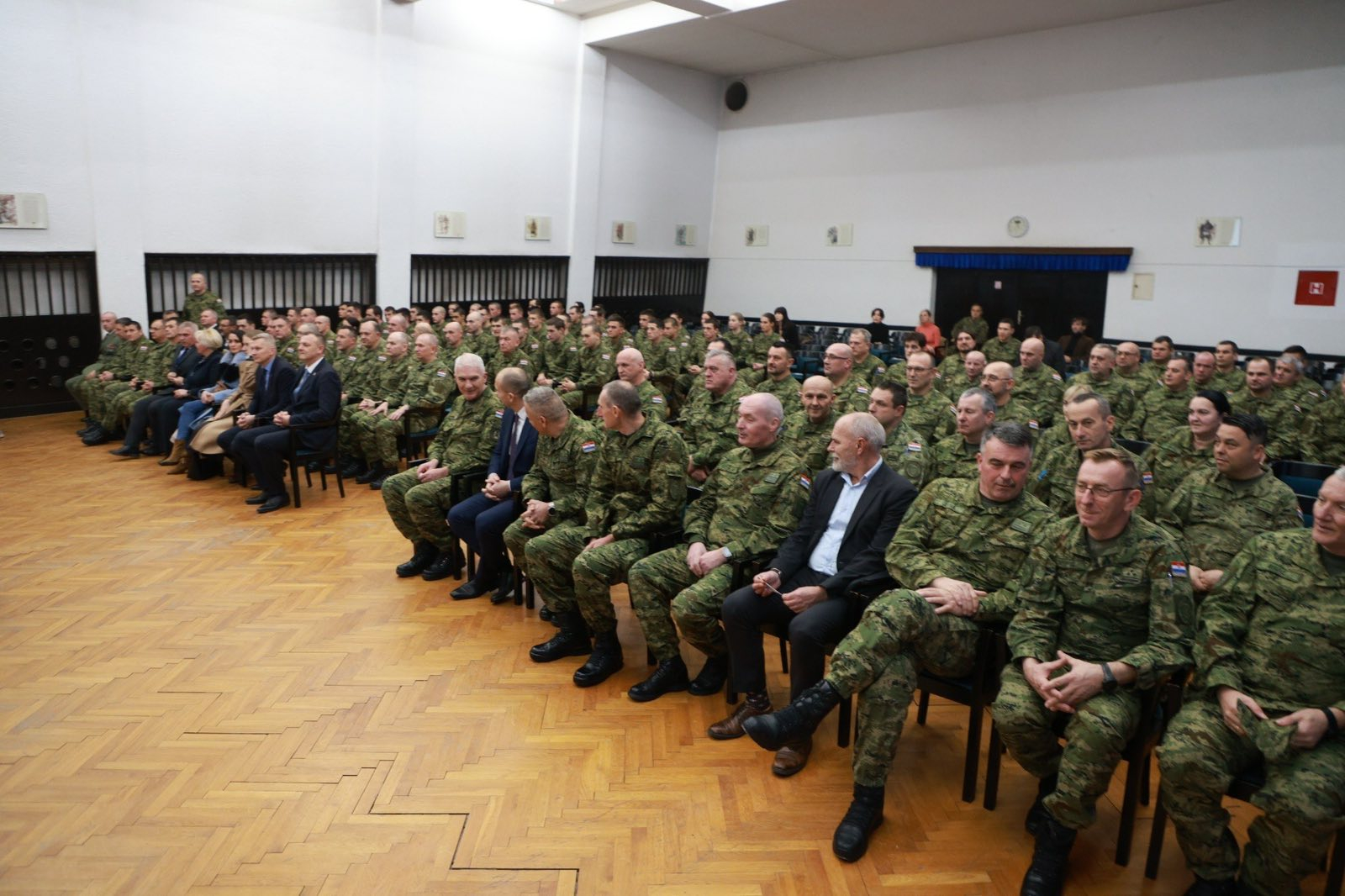Svečano uručeni prvi ugovori mladim vojnicima te pričuvni činovi 2. pješačke pukovnije Osijek