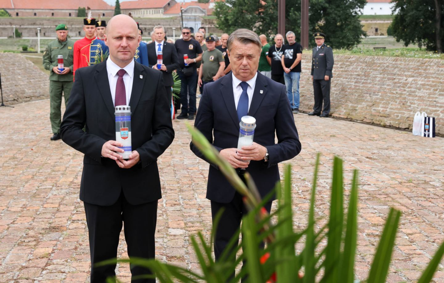 Polaganjem vijenaca i paljenjem svijeća obilježen Dan pobjede i domovinske zahvalnosti i Dan hrvatskih branitelja