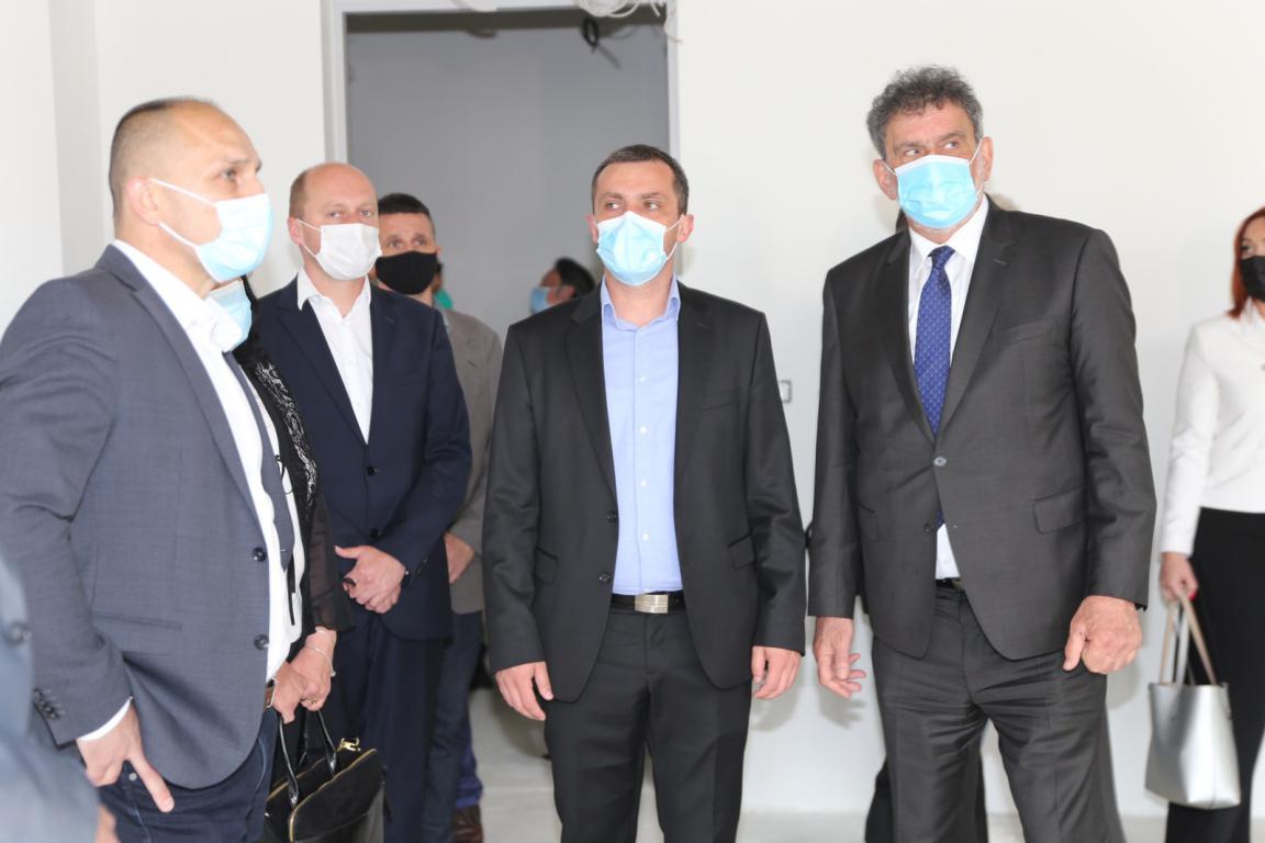 Župan Anušić u pratnji ministra Radovana Fuchsa obišao Srednju školu u Donjem Miholjcu