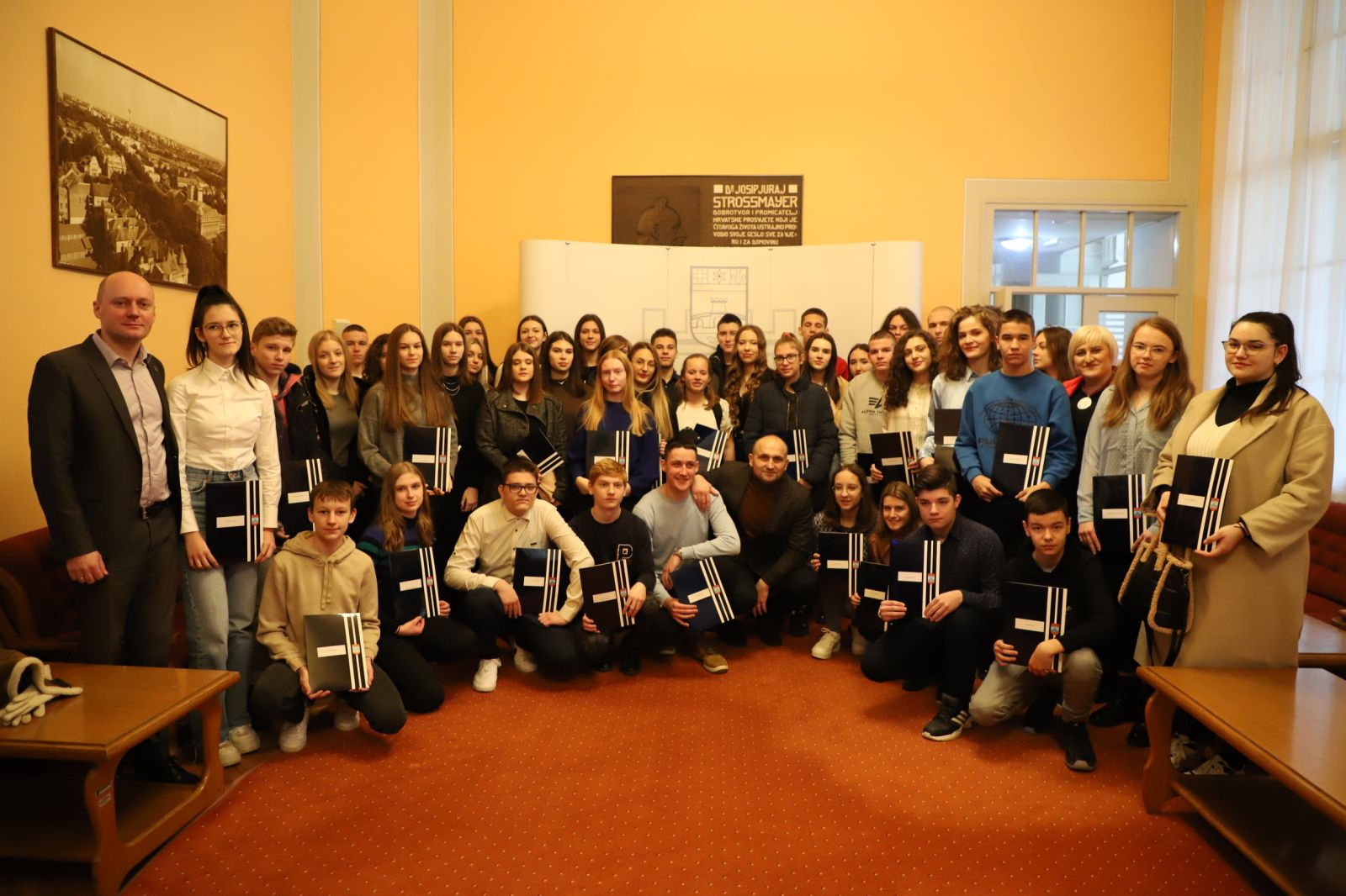 Stipendije Osječko-baranjske županije dobilo 100 učenika i 65 studenata