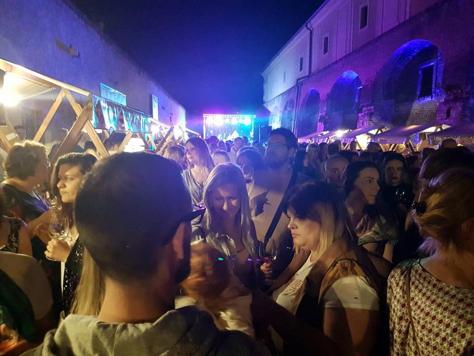 Čarobna "Večer vina i umjetnosti"