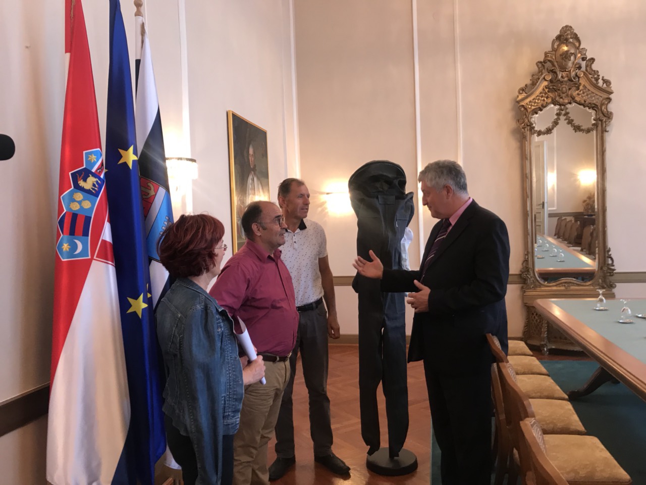Kupovinom opreme Županija pomaže uklanjanje gnijezda stršljena